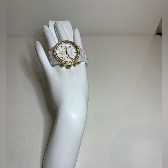 Michael Kors Women\'s MK5237 White Ceramic Runway Gold Glitz Watch